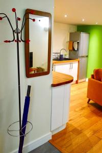 Kuchyň nebo kuchyňský kout v ubytování “Dragons Den” Centrally located Modern Apartment