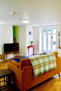 Posezení v ubytování “Dragons Den” Centrally located Modern Apartment