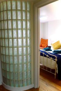 Postel nebo postele na pokoji v ubytování “Dragons Den” Centrally located Modern Apartment