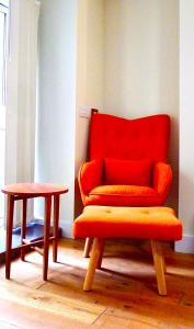 Posezení v ubytování “Dragons Den” Centrally located Modern Apartment