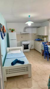 1 dormitorio con 1 cama en una habitación con cocina en Relaxation, Nature and Sea Near the Airport! en Loútsa