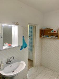 een badkamer met een wastafel en een spiegel bij Relaxation, Nature and Sea Near the Airport! in Artemida