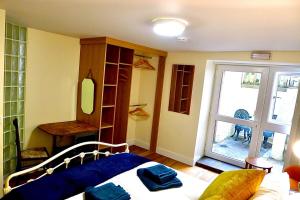 Postel nebo postele na pokoji v ubytování “Dragons Den” Centrally located Modern Apartment