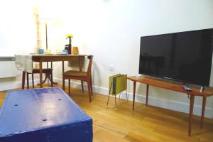 TV a/nebo společenská místnost v ubytování “Dragons Den” Centrally located Modern Apartment