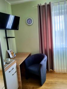 TV a/nebo společenská místnost v ubytování Lutz Motel