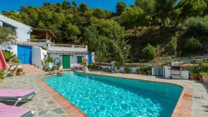 een zwembad voor een huis bij Casa Tejeda Frigiliana by Ruralidays in Frigiliana