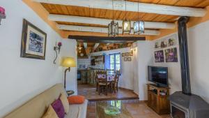 een woonkamer met een open haard en een televisie bij Casa Tejeda Frigiliana by Ruralidays in Frigiliana