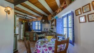 een keuken en eetkamer met een tafel en stoelen bij Casa Tejeda Frigiliana by Ruralidays in Frigiliana