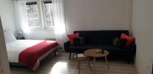 1 dormitorio con sofá, cama y mesa en Dalen Studio 1 en Dalen