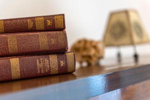 una pila de libros sentados en una mesa en Il Nido del Belocchio en Perugia