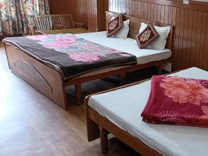 two beds in a hotel room with sidx sidx sidx sidx at Hotel Sansar Near Mall Road in Shimla