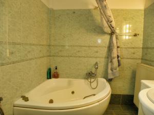y baño con bañera, aseo y lavamanos. en NATURE GUEST HOUSE KASTRAKI, en Kastraki