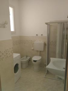 uma casa de banho com um lavatório e uma máquina de lavar roupa em SALINA APPARTAMENTI em Trapani