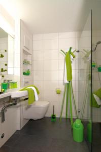 een badkamer met een toilet, een wastafel en een douche bij Landgasthof Apfelblüte garni in Salem