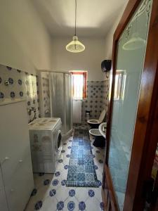 W łazience znajduje się prysznic, umywalka i toaleta. w obiekcie La Giopalma w mieście Monopoli