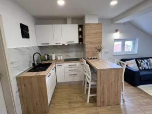 Kuchyňa alebo kuchynka v ubytovaní Apartmani Nova