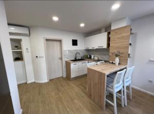 Kuchyňa alebo kuchynka v ubytovaní Apartmani Nova