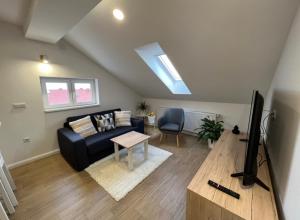 Televízia a/alebo spoločenská miestnosť v ubytovaní Apartmani Nova