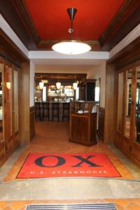 a lobby with a red rug on the floor at Hotel im Haus zur Hanse in Braunschweig