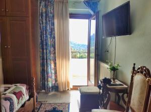 A television and/or entertainment centre at NATURE GUEST HOUSE KASTRAKI
