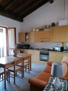 Virtuvė arba virtuvėlė apgyvendinimo įstaigoje Casa vacanze 'La piazza'