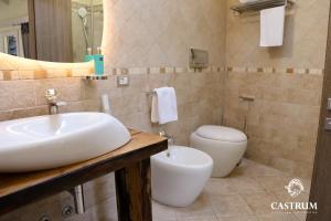 A bathroom at Castrum Wine Relais