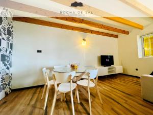 a dining room with a table and chairs at Casa Flor de Sal in São Mateus