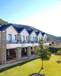 an image of a villa with a yard at Sofra E Shpatit in Elbasan