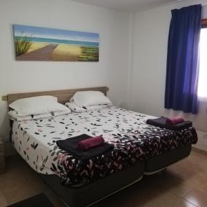 En eller flere senge i et værelse på Arinaga Beach & Pool Apartment