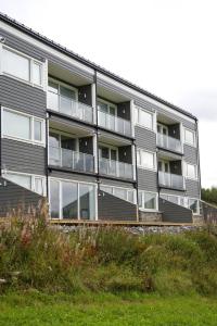 een appartementencomplex met balkons aan de zijkant bij Ustedalen Resort Leiligheter in Geilo