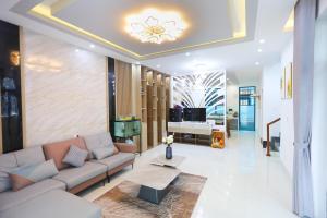 Area tempat duduk di Kenpi Garden Homestay - NGUYÊN CĂN, đậu nhiều ô tô