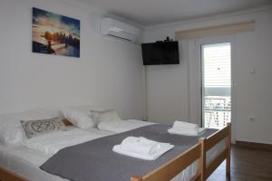 Кровать или кровати в номере Apartmaji ANA