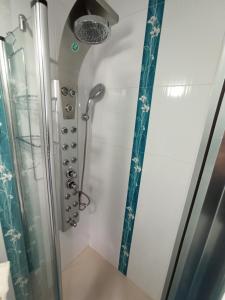 W łazience znajduje się prysznic ze szklanymi drzwiami. w obiekcie Casa Lalo w mieście Camariñas