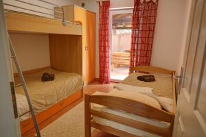 zwei Etagenbetten in einem Zimmer mit Fenster in der Unterkunft Apartment Sally in Čižići