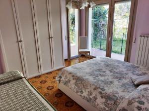 1 dormitorio con cama y ventana grande en Residenza Il Poggio, en San Bartolomeo al Mare