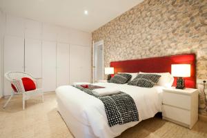 バルセロナにあるRainbowのレンガの壁、大きなベッド付きのベッドルーム1室