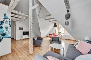 ソポトにあるGrand Apartments - Happy Loft Apartmentのリビングルーム(ソファ、椅子、テーブル付)