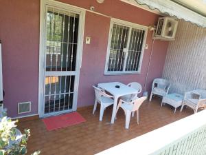 patio ze stołem i krzesłami na domu w obiekcie Chri02House w mieście Rozzano