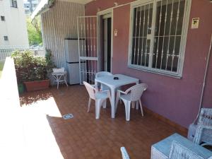 patio z białym stołem i krzesłami na domu w obiekcie Chri02House w mieście Rozzano