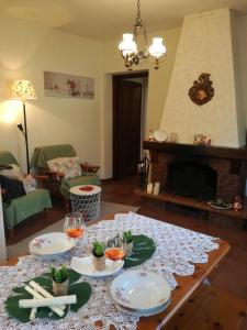 una sala de estar con una mesa con platos y copas de vino en Fiordiluna near 5 terre en Beverino