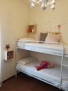 1 Schlafzimmer mit 2 Etagenbetten mit Blumen und einem Kronleuchter in der Unterkunft Fiordiluna near 5 terre in Beverino