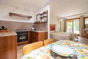 una cocina con una mesa con un plato. en Il Giardino del Sole, Chalet Salvia, en Garlenda
