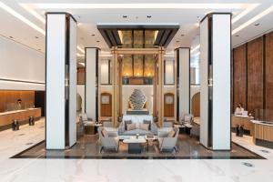 清迈清迈美利亚酒店 (Melia Chiang Mai)的大厅,设有沙发和桌子