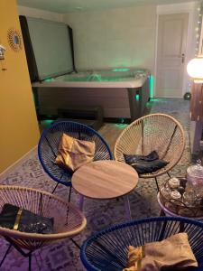 een kamer met stoelen en tafels en een bad bij Les pieds dans l'eau... au chaud !!! in Le Crotoy