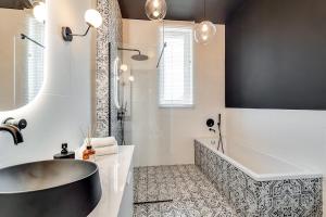 Kúpeľňa v ubytovaní Jan III Sobieski - Luksusowy apartament L z darmowym prywatnym parkingiem