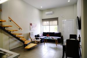 Erinaki Apartments في كيساموس: غرفة معيشة مع أريكة وطاولة