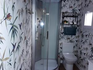 Баня в One bedroom house with enclosed garden and wifi at Parada