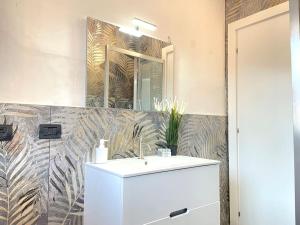 y baño con lavabo y espejo. en CITY CENTER - Modern flat with FREE PARKING and WIFI - Apt A, en Bérgamo