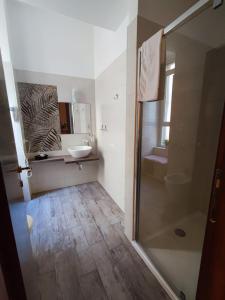 y baño con ducha y lavamanos. en Rodoflor Rooms, en Castellammare di Stabia