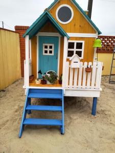 een speelhuis met een ladder ervoor bij Your HOME ECO & NATUR in Carvide